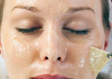 Természetes bőrápolási rutinhoz használt eszközök és alapanyagok