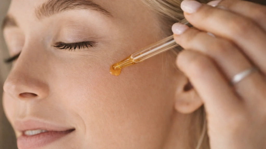 Nő arcmasszázst végez természetes olajokkal